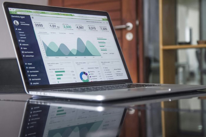 CRM dla biur tłumaczeń - czym różni się od zwykłego CRM i kiedy warto go wdrożyć?